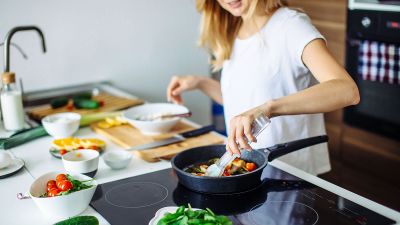 4 SURPRISING HEALTH BENEFITS OF A HOME-COOKED MEAL